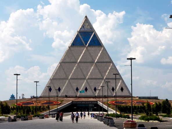Palacio de la paz y la reconciliación - ArquiTravel - Norman Foster - Astana - Kazajistán